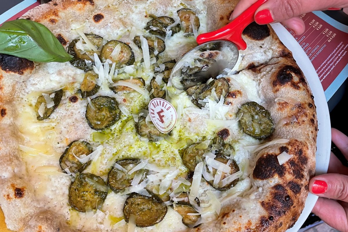 Abbiamo assaggiato la pizza di Fra Diavolo appena arrivata a Bologna