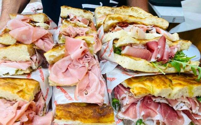 La schiacciata più famosa al mondo è ora anche a Bologna