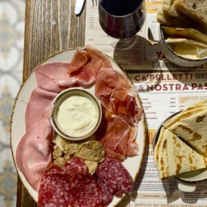 Spadellate in tegame e aperitivi: a Bologna la locanda con cucina sempre aperta