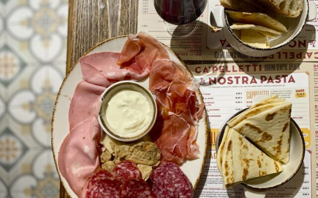 Spadellate in tegame e aperitivi: a Bologna la locanda con cucina sempre aperta