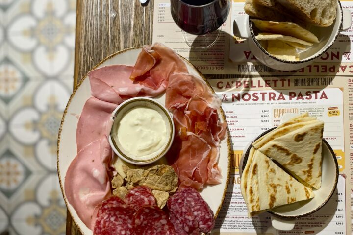 Spadellate in tegame e aperitivi: a Bologna la locanda con cucina sempre aperta