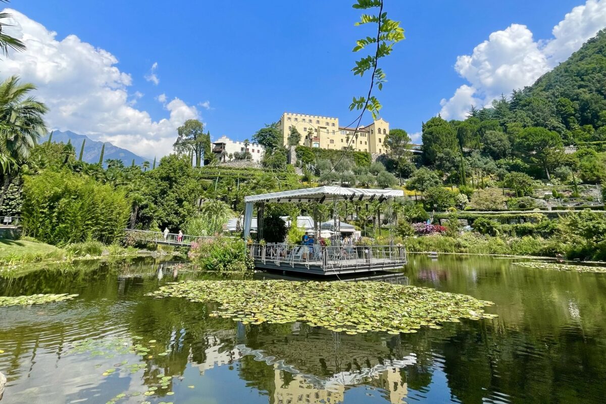 Angoli nascosti, piante, percorsi sotterranei e immensi cieli: i Giardini di Trauttmansdorff