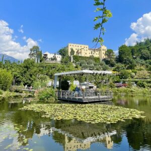 Angoli nascosti, piante, percorsi sotterranei e immensi cieli: i Giardini di Trauttmansdorff