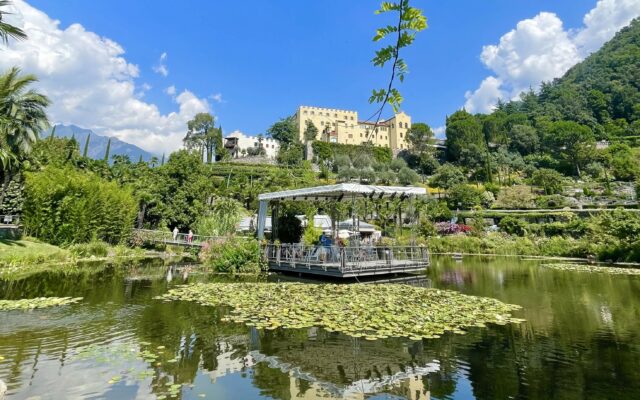 Angoli nascosti, piante, percorsi sotterranei e immensi cieli: i Giardini di Trauttmansdorff