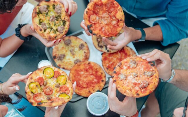 Oltre trenta farciture: la pizza al padellino originale arriva a Bologna