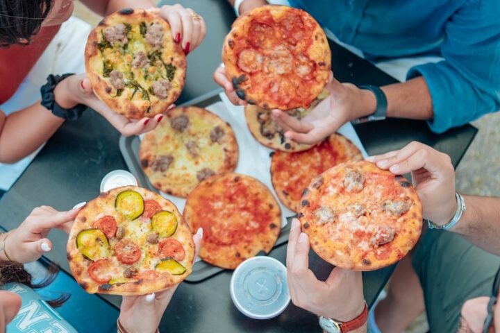 Oltre trenta farciture: la pizza al padellino originale arriva a Bologna