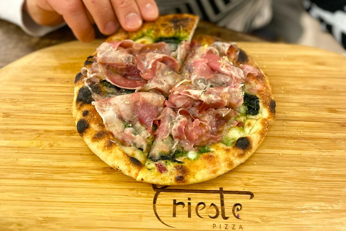 Abbiamo finalmente assaggiato la pizza al padellino a Bologna