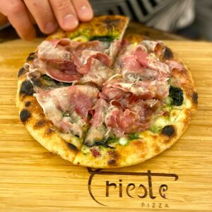 Abbiamo finalmente assaggiato la pizza al padellino a Bologna