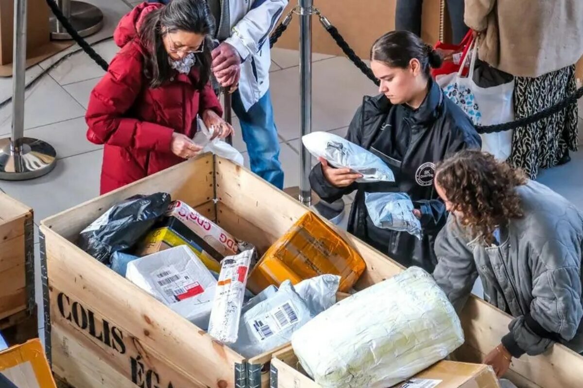 A Bologna la vendita di pacchi smarriti: l’effetto sorpresa è garantito