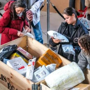 A Bologna la vendita di pacchi smarriti: l’effetto sorpresa è garantito