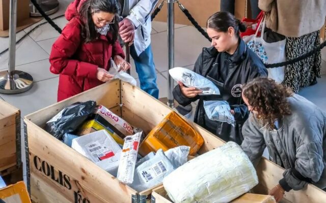 A Bologna la vendita di pacchi smarriti: l’effetto sorpresa è garantito